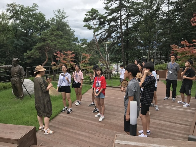 ▲ 이천 서희테마파크에서 진행하고 있는 역사인식 자원봉사 프로그램에 방학을 맞은 학생들이 자원봉사겸 서희선생에 대한 이야기를 해설사로부터 듣고 있다.(사진=이천시)