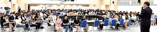 ▲ 1일 오후 인천시청 대회의실에서 열린 '2017년 하계 아르바이트 대학생 간담회'에서 유정복 인천시장이 인천지역 행정기관에서 아르바이트 활동에 참여하고 있는 대학생들을 만나 청년 일자리 정책에 대한 이야기를 나누고 있다. 인천시 제공