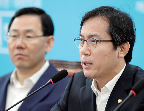 ▲ 국회 국방위원장인 바른정당 김영우 최고위원이 1일 오전 국회에서 열린 원내대책회의에서 북한 탄도 미사일 관련 발언을 하고 있다. 왼쪽은 주호영 원내대표. 연합뉴스