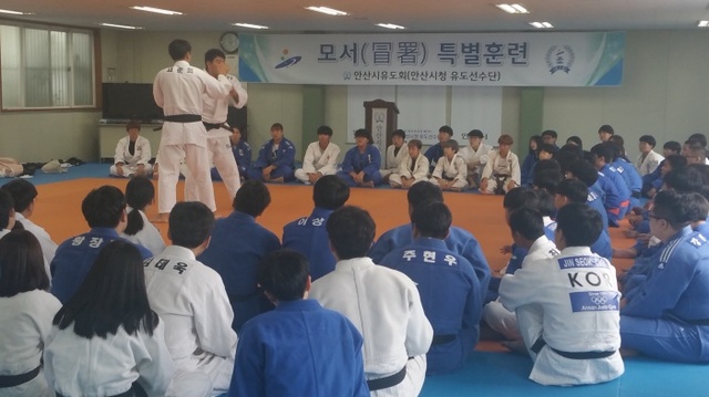▲ 2017 안산시유도 모서훈련 참가자들이 올림픽 은메달리스트인 김민수씨의 기술시연을 지켜보고 있다.