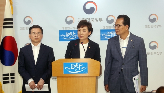 2일 오후 정부서울청사에서 김현미 국토교통부 장관이 부동산 대책 발표 후 기자들의 질문을 받고 있다. 왼쪽부터 김용범 금융위 부위원장, 김 장관, 고형권 기재부 1차관. 3일부터 서울, 경기도 과천, 세종시가 투기과열지구로 지정돼 주택 대출 한도가 축소되고 재건축·재개발 지위 양도가 대폭 제한된다.  /연합