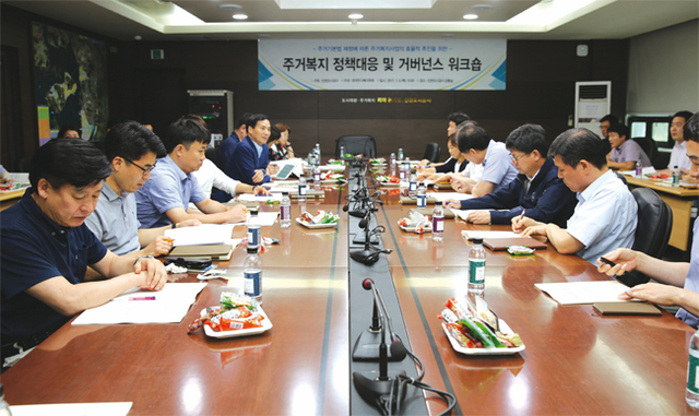 7월 초 주거기본법 제정에 따른 주거복지사업의 효율적 추진을 위한 ‘주거복지 정책대응 및 거버넌스 워크숍’이 열린 인천도시공사 회의실에서 황효진 인천도시공사 사장(왼쪽)과 관계자들이 회의를 하고 있다.