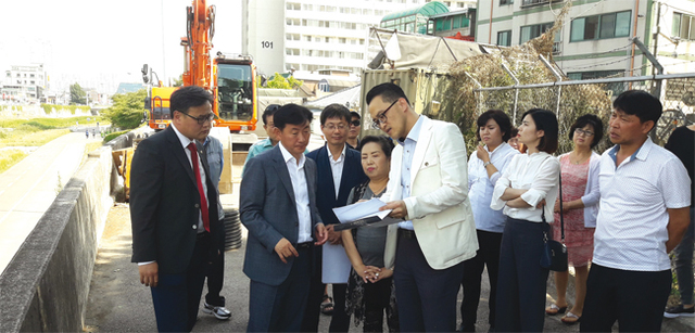 김동근 행정2부지사가 6월14일 의정부 주택재개발 및 개발과 관련, 민원현장 방문을 방문해 관계자로부터 현안사항 보고를 받은 뒤 민원해결에 나서줄 것을 당부했다.