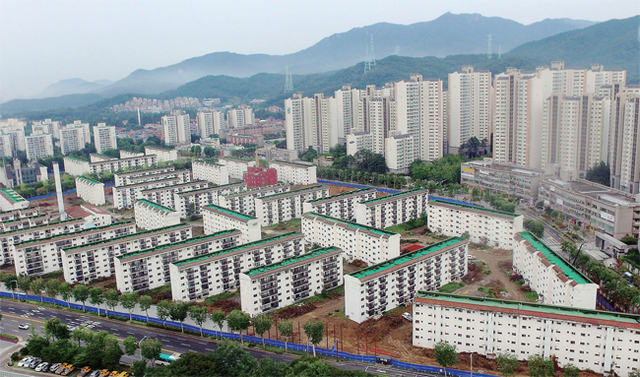 8ㆍ2 부동산정책이 발표된 2일 과천시 원문동의 한 아파트 단지에서 재건축을 위한 철거작업이 진행되고 있다. 이날 국토교통부는 투기 및 주택시장 불법행위 근절을 위해 과천시를 비롯한 서울, 세종시를 투기과열지구로 지정하고 주택 관련 대출 한도 축소 및 재건축•재개발 지위 양도를 대폭 제한하는 부동산 종합대책을 발표했다. 오승현기자