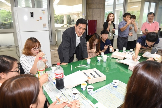 ▲ 오수봉 하남시장,  직원들과 격의 없는 소통에 나서