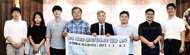 ▲ 유라시아 열차 탐사단이 김대식 주 카자흐스탄 대사(가운데)와 기념사진을 찍고 있다.