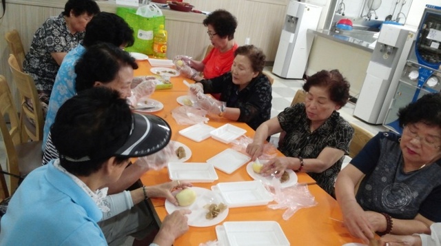 ▲ 성남시-공익활동 노노케어 분야 노인사회활동지원사업 참여자들이 홀몸·거동불편 노인에 줄 감자 간식을 만들고 있다