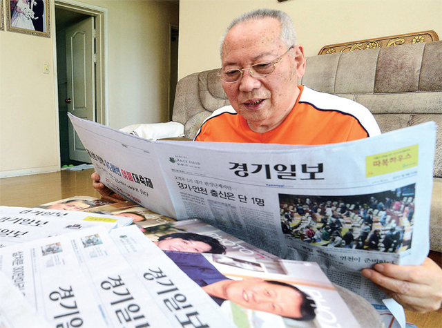 ▲ 지난 1988년 8월 8일에 창간한 경기일보를 29년간 열독 중인 독자 최관조씨(81)가 수원시 권선구 호매실동 자택에서 꼼꼼하게 경기일보 지면을 살펴보고 있다. 최씨는 경기지역 소식을 전하기 위해 불철주야 고생하는 본보 기자들에게 고마움을 표하며 “더 많은 가정에서 경기일보를 구독해 내 지역에 대한 관심과 애착을 갖길 바란다”고 소감을 밝혔다.  오승현기자