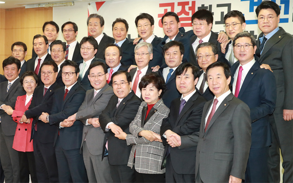 내년 지방선거와 관련, 정계개편 여부가 변수로 부각되고 있다. 2016년 12월27일 국회 의원회관에서 열린 개혁보수신당 분당선언 기자회견에서 참석 의원들이 손을 맞잡고 있는 모습.