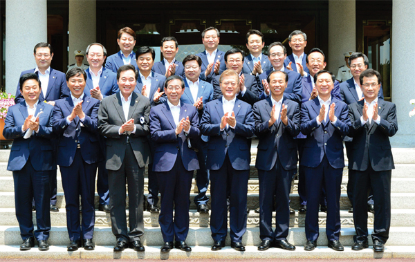 6월14일 청와대에서 대통령 주재로 열린 시·도지사 간담회에 문재인 대통령, 이낙연 국무총리와 시·도지사들이 기념촬영을 하고 있다. 청와대 제공