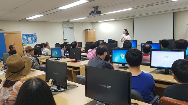 ▲ 1. 어르신 스마트폰 활용교육