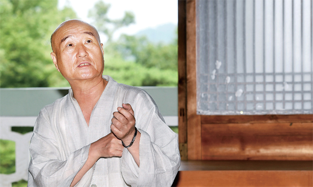 ▲ 남양주시 불암사 일면 주지스님(생명나눔실천본부 이사장)이 “우리를 괴롭히는 모든 갈등은 상대를 인정하지 못하는 이기심에서 비롯된다”며 “나와 너를 모두 귀하게 여기지 못하면 결코 행복은 없다”고 말하고 있다.  김시범기자