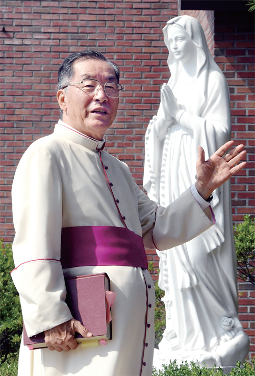 한국천주교 발상지 ‘천진암’ 성역화에 반평생을 쏟은 원로사목자 변기영 몬시뇰. 양평군 지평면 소재 양평성당 곡수공소에서 만난 그는 “새로운 천년을 위해 경기도가 한국을 위한 경기도의 차원을 넘어 인류 정신문화의 거울이 되어야 한다”며 “아시아 문화를 주도하는 경기도가 되도록 해야 한다”고 말하고 있다. 전형민기자