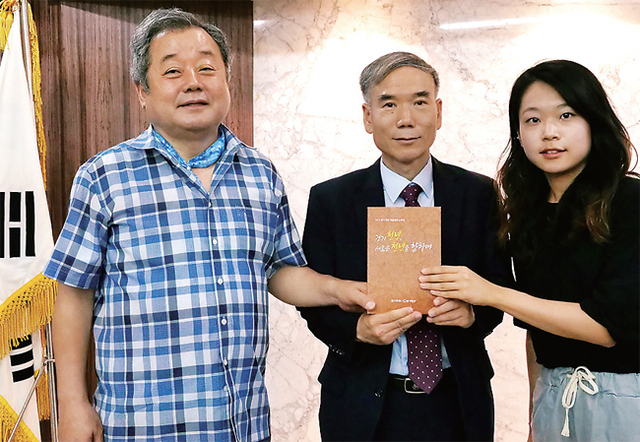 이강국 주시안총영사(가운데)와 기념사진을 촬영하고 있다.