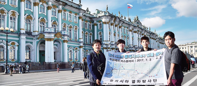 ▲ 유라시아 대륙 국가들이 유라시아를 철도로 연결해 경제적 이익을 키워 이것을 나누려는 것은 명백한 현실이다. 중국과 러시아는 물론이고, 유라시아 대륙에 있는 모든 국가가 철도에 집중하고 있다. 유라시아 대륙 동쪽 끝에 있는 한국 또한 이런 움직임에 합세해야 하지만, 남북한 분단이라는 장애물이 존재한다. 경기도의 평택항을 주목하는 이유다. 중국 동부에 위치한 롄윈강과 가까운 평택항에서는 중국횡단철도(TCR)의 시발점인 롄윈강에 북한을 거치지 않고 도달할 수 있다. 유라시아 열차탐사단의 긴 여정은 앞으로 평택항이 한반도에서 유라시아 대륙으로 향하는 문이 될 가능성을 확인하는 기회였다.