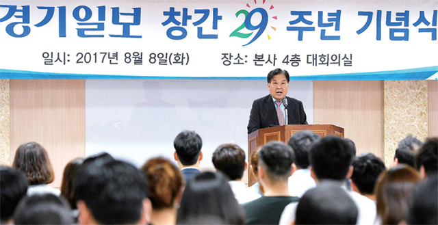 ▲ ‘경기일보 창간 29주년 기념식’이 열린 8일 경기일보 대회의실에서 신항철 본보 대표이사 사장이 기념사를 하고 있다. 오승현기자