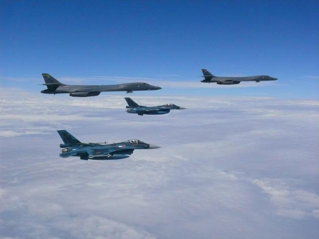 ▲ 미국의 장거리전략폭격기 B-1B ''랜서'' 2대(상층부 왼쪽과 오른쪽)가 7일(현지시간) 괌의 앤더슨 공군기지에서 발진, 일본 규슈 인근과 동중국해, 한반도 전개를 위해 비행하고 있다. 북한은 8일 미 장거리전략폭격기의 한반도 상공 전개를 거론하며 중장거리탄도미사일(IRBM) ''화성-14형''으로 폭격기 발진기지인 괌에 대한 ''포위사격''을 하는 작전 방안을 검토 중이라고 위협했다.  /연합
