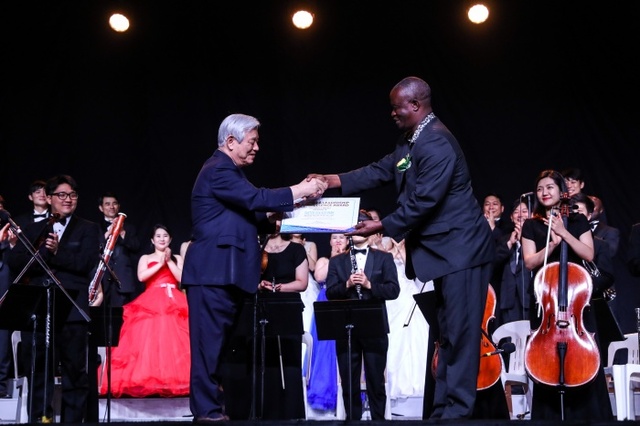 ▲ 아프리카 리더십 영예상(Africa Leadership Excellence Award)를 수상하고 있는 박옥수 목사(7.30일)