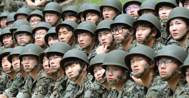 ▲ 9일 오후 인천시 남동구 육군 9공수 특전여단 귀성부대에서 열린 '하계 특전캠프'에서 무더위속에 훈련을 마친 참가자들이 얼굴을 물을 부으며 더위를 식히고 있다.장용준기자
