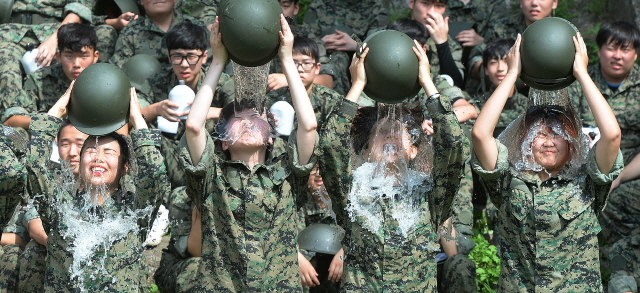 ▲ 9일 오후 인천시 남동구 육군 9공수 특전여단 귀성부대에서 열린 '하계 특전캠프'에서 무더위속에 훈련을 마친 참가자들이 얼굴을 물을 부으며 더위를 식히고 있다.장용준기자