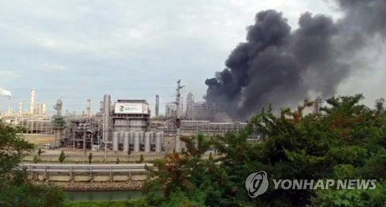 ▲ 검은 연기 휩싸인 여수산단 GS칼텍스 공장. 독자제공 = 연합뉴스