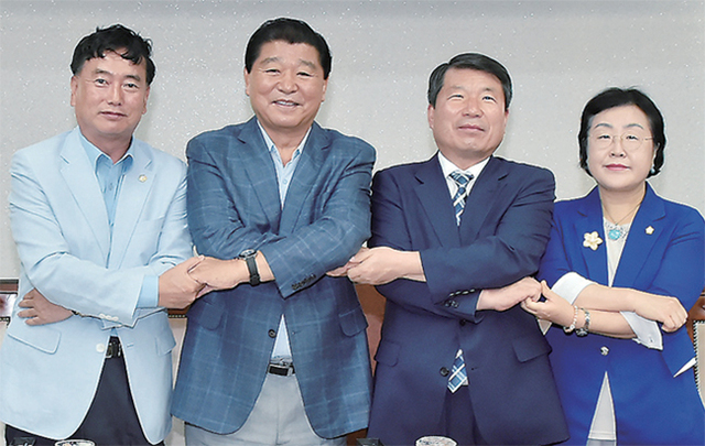 ▲ 남양주시와 구리시가 남양주시청 푸름이방에서 경기북부 테크노밸리 공동유치 업무협약(MOU)을 체결한 뒤 기념촬영을 하고 있다.  구리ㆍ남양주시 제공