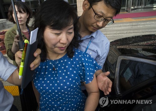 ▲ 박기영 자진 사퇴, 11일 오후 박 과학기술혁신본부장이 정부과천청사 과학기술정보통신부에서 나서고 있다. 연합뉴스