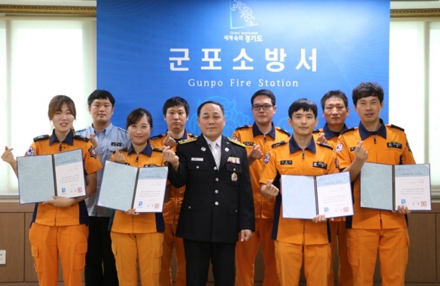 ▲ 군소방서 직원들이 소중한 생명을 구한뒤 하트세이버를 수여받고있다.