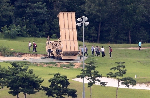 ▲ 12일 오전 국방부와 환경부 관계자 등이 경북 성주에 있는 주한미군 사드 기지에서 전자파·소음 측정을 하고 있다.   /연합