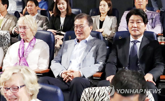 ▲ 文대통령 관람 '택시운전사' 700만 돌파. 연합뉴스