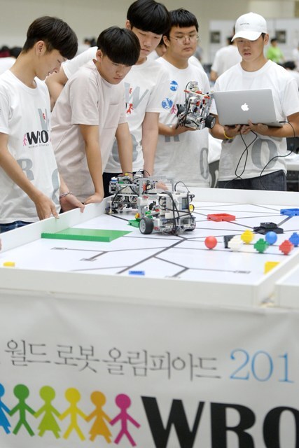▲ 13일 오후 2017 월드 로봇 올림피아드 행사가 열린 인천시 연수구 송도 컨벤시아에서 고등부 참가 학생들이 본격적인 대회에 앞서 신중한 모습으로 테스트를 하고 있다. 장용준기자