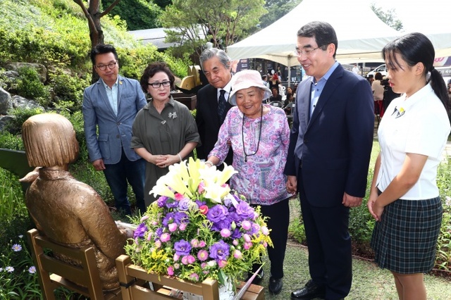 광복 72주년을 맞아 일본군 위안부 피해 할머니를 위로하고 아픈 역사를 치유하기 위해 ‘평화를 위한 소녀의 꽃밭 조성’ 업무협약식이 열린 가운데. 양기대 광명시장이 꽃을 살펴보고 있다. 광명시 제공