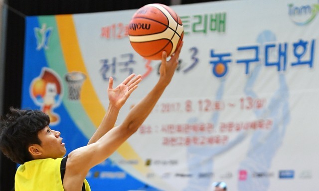 ▲ 전국 농구동호인들의 축제 ‘제12회 과천토리배 전국 3on3 농구대회’가 12일부터 이틀간 과천시민회관체육관을 비롯 3개 경기장에서 열린 가운데 한 고등부 선수가 레이업 슛을 하고 있다. /오승현조태형기자