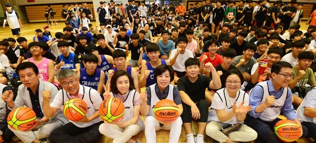 개회식에서 신계용 과천시장, 이홍천 과천시의회 의장, 신창현 국회의원, 최종식 경기일보 기획조정실장 등 내빈과 참가 선수들이 파이팅을 외치며 기념 촬영을 하고 있다. 