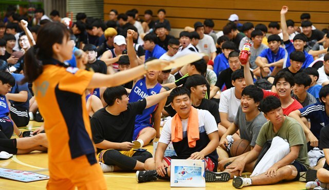 개회식에 앞서 과천소방서 소방대원들이 소소심 골든벨 OX 퀴즈 이벤트를 벌이고 있 다.