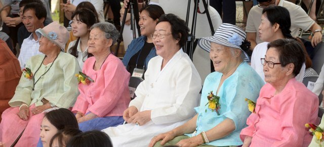  위안부 피해자 할머니들이 공연을 감상하며 즐거운 시 간을 보내고 있다. 