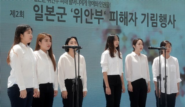  국악 합창단 두레소리가 멋진 공연을 선보이고 있다. 