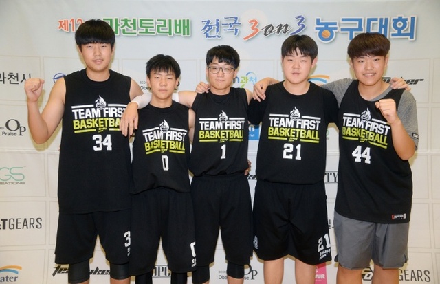 ▲ 제12회 과천토리배 전국 3on3 농구대회’가 열린 13일 오후 과천시민회관 체육관에서 중등부 부문 우승팀 FIRST 선수들이 기념촬영을 하고 있다.조태형기자
