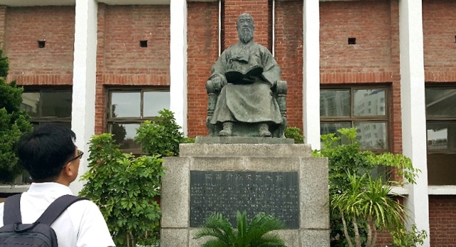 ▲ 인천의 한 중학교 본관 앞에 대표적인 친일파인 윤치호 동상이 40년 넘게 버젓이 버티고 있어 논란이 되고 있다.장용준기자
