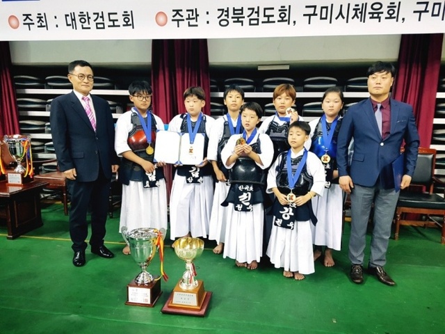 ▲ 문화체육관광부장관배 제46회 전국학생검도대회 초등부 단체전에서 2연패를 달성한 하남 산곡초 선수단이 시상식 후 기념촬영을 하고 있다.경기도검도회 제공