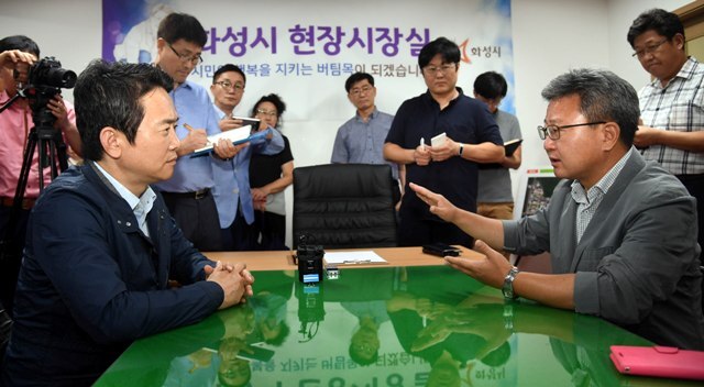 ▲ 14일 화성시 동탄2신도시 23블럭 부영아파트 ‘화성시 현장 시장실’을 방문한 남경필 경기지사가 채인석 화성시장과 부실시공의 근본적 문제 해결을 위해 대책을 논의하고 있다. 전형민기자