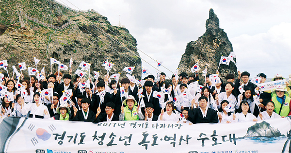 ▲ 72명의 경기도내 중ㆍ고교학생들로 구성된 '경기도 청소년 독도수호대'가 광복 72주년을 맞아 14일 독도를 방문해 독도 수호 의지를 다졌다.   /박준상기자