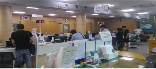 ▲ 광명시가 지난달 말부터 운영하고 있는 one-Stop 통합민원창구에서 시민들이 민원업무를 보고있다. 광명시 제공
