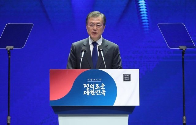 문재인 대통령이 15일 오전 세종문화회관에서 열린 제72주년 광복절 경축식에서 경축사를 하고 있다. /연합