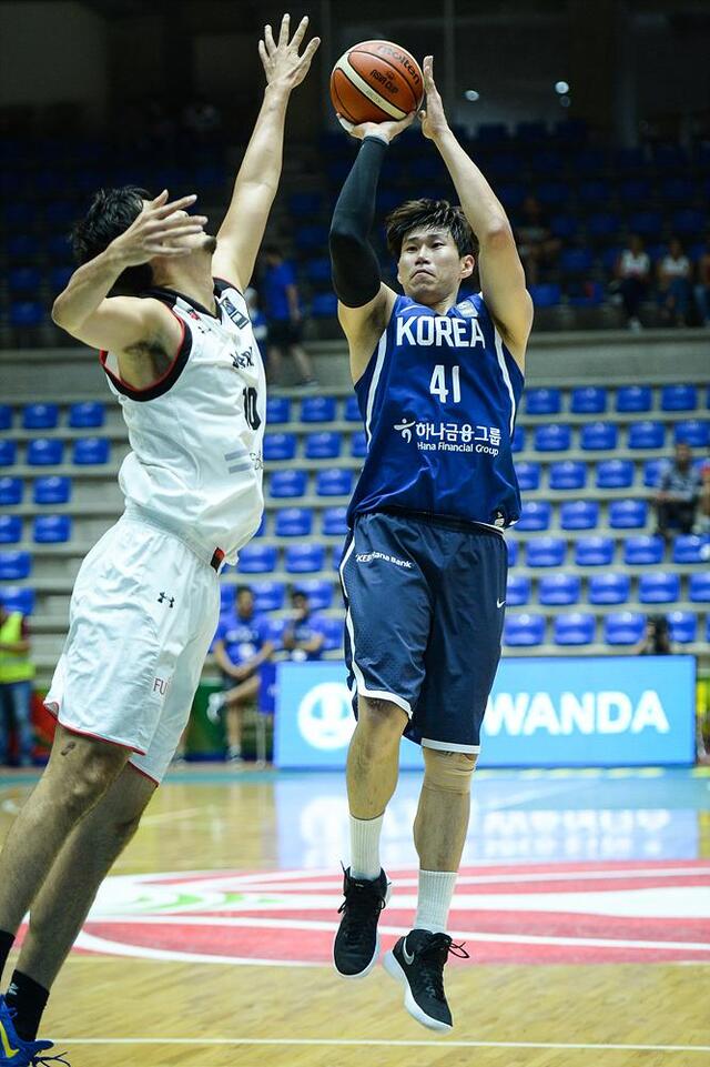 ▲ 15일 레바논 베이루트에서 열린 한국과 일본의 2017 국제농구연맹(FIBA) 아시아컵 8강 진출 결정전에서 한국의 오세근(KGC인삼공사)이 슛을 시도하고 있다. 연합뉴스