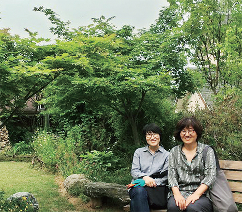 ▲ 2인전 ‘선과 매체의 조응’으로 함께한 김은주(사진 오른쪽), 안재홍 작가.