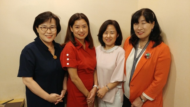 ▲ 부모교육의 이론적 기초와 사례, 경험 등 모든 것을 총망라한 ‘역량강화를 위한 부모교육’의 공저 4인. (사진 왼쪽부터) 정정옥 전국시군구육아지원센터협의회장(성남시 육아종합지원센터장), 최희양 국공립여수센트럴타운 어린이집원장(숭의여대 겸임교수), 송영선 경복대 교수(I-교육연구소 소장), 양애경 한서대 교수(한국교육개발원 연구위원 역임). (사진_강현숙 기자)
