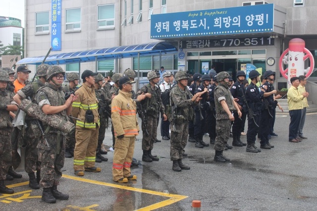 ▲ 양평군 통합방위훈련에 군과 경찰,소방대원들이 합동 훈련을 펼치기위해 대기하고 있다.