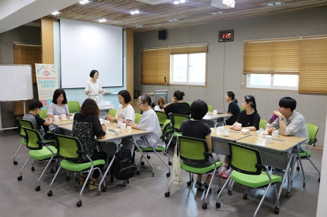 ▲ 광명시 청년창업지원사업의 혜택을 본 청년창업자들이 지역주민을 위해 재능을 기부하는 '광명시 재능공유 클래스'가 호응을 받고있다. 광명시 제공
