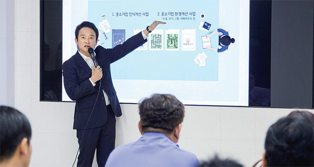 남경필 경기지사가 16일 오전 경기도청에서 ‘일하는 청년 시리즈 추진안’을 설명하고 있다. 경기도는 중소기업 청년근로자에게 ‘청년연금’ 등을 지원할 예정이다. 경기도 제공
